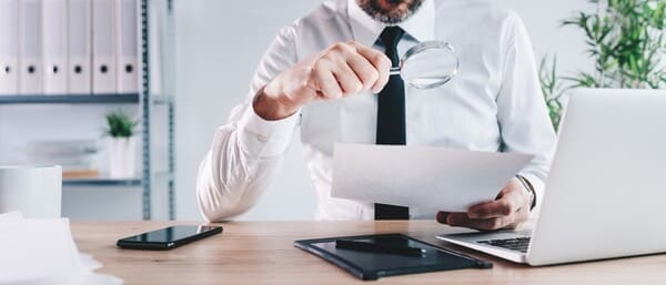 Persona revisando documentos financieros